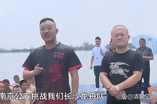 A-西蒙斯：库里有时会投一些疯狂的球 今天我们对他的防守很好